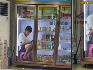 Suhu Udara Terlalu Panas, Remaja Ini Ngadem di Dalam Kulkas Minuman
