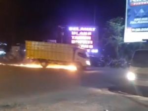 Viral Tabrak Lari Ngeri di Jambi, Motor Terseret Truk hingga Berapi
