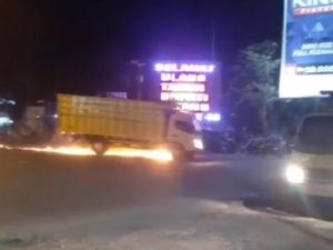 Viral Truk Tabrak Lari Pemotor di Jambi, Motor Terseret hingga Berapi-api