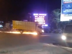 Viral Truk Tabrak Lari Pemotor di Jambi, Motor Terseret hingga Berapi-api