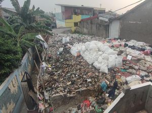 Horor Sampah Setinggi 2 Meter di Permukiman Padat Bogor Horor Sampah Setinggi 2 Meter di Permukiman Padat Bogor