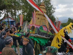 Warga Pesisir Munjungan Trenggalek Larung Tumpeng untuk Adat Longkangan