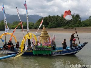 Masyarakat Adat dan Kearifan Merawat Bumi