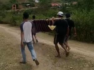 Wanita Baru Lahiran di Sulsel Ditandu 5 Km Demi Dapat Layanan Ambulans Wanita Baru Lahiran di Sulsel Ditandu 5 Km Demi Dapat Layanan Ambulans