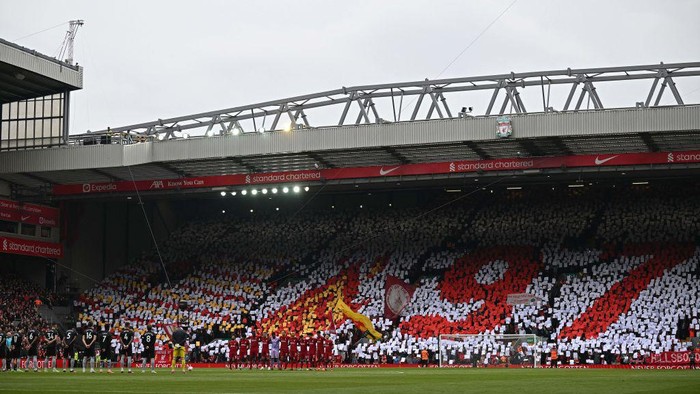 Players observe a minutes silence to remember the victims of the Hillsborough disaster, ahead of the English Premier League football match between Liverpool and Arsenal at Anfield in Liverpool, north west England on April 9, 2023. (Photo by Paul ELLIS / AFP) / RESTRICTED TO EDITORIAL USE. No use with unauthorized audio, video, data, fixture lists, club/league logos or live services. Online in-match use limited to 120 images. An additional 40 images may be used in extra time. No video emulation. Social media in-match use limited to 120 images. An additional 40 images may be used in extra time. No use in betting publications, games or single club/league/player publications. /  (Photo by PAUL ELLIS/AFP via Getty Images)