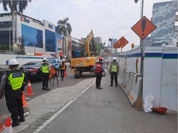 Ada Perbaikan Jalan Amblas di Harmoni Arah Glodok, Lalin Tersendat
