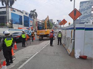 Ada Perbaikan Jalan Amblas di Harmoni Arah Glodok, Lalin Tersendat Ada Perbaikan Jalan Amblas di Harmoni Arah Glodok, Lalin Tersendat