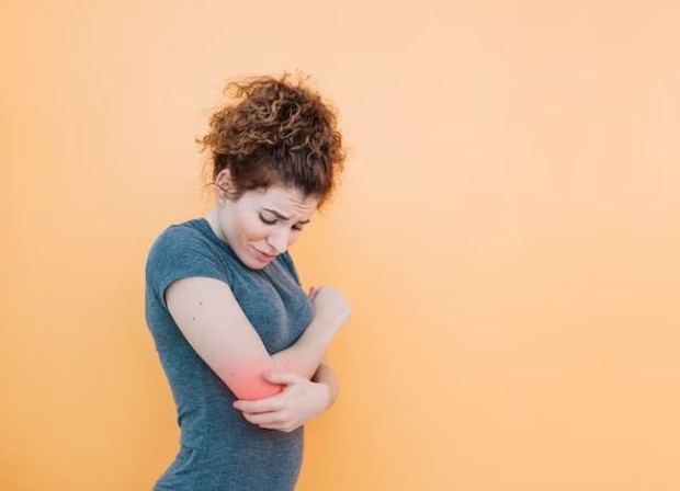 Bengkak/ foto: Freepik/ freepik Perempuan sedang nyeri sendi pada sikunya