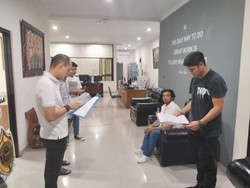 Polisi Serahkan Bule AS Pengemudi Angkot ke Imigrasi