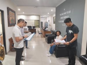 Polisi Serahkan Bule AS Pengemudi Angkot ke Imigrasi Polisi Serahkan Bule AS Pengemudi Angkot ke Imigrasi