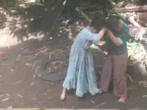 Heboh Emak-emak di Maros Saling Jambak gegara Tak Terima Anak Ditegur