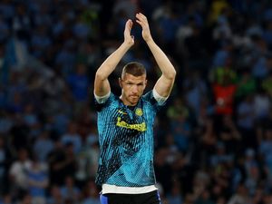 Edin Dzeko Kembali Merumput ke Liga Italia, Gabung Fiorentina Edin Dzeko Kembali Merumput ke Liga Italia, Gabung Fiorentina