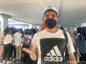 Fans Cowok Ini Berebut Foto dengan Belasan Wanita Demi Jonatan Christie