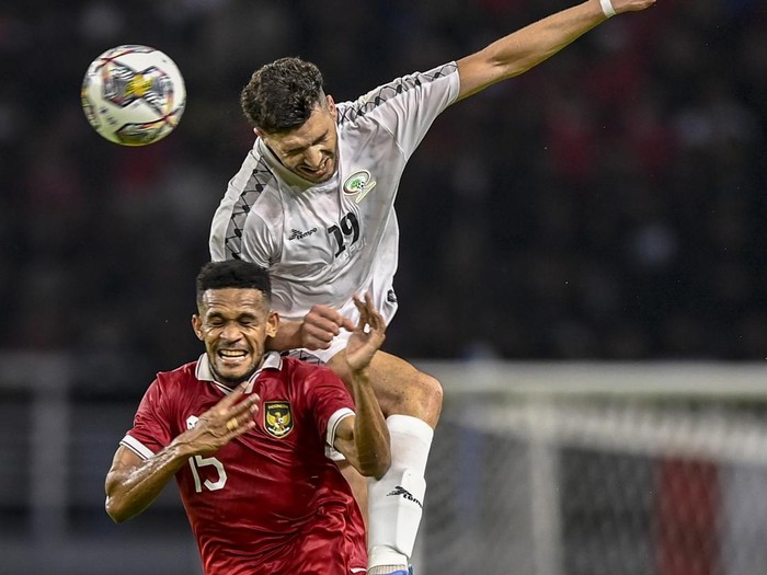 Pemain Timnas Indonesia dalam pertandingan persahabatan FIFA Matchday melawan Timnas Palestina di Stadion Gelora Bung Tomo, Surabaya, Jawa Timur, Kamis (14/6/2023). ANTARA FOTO/Zabur Karuru/hp.