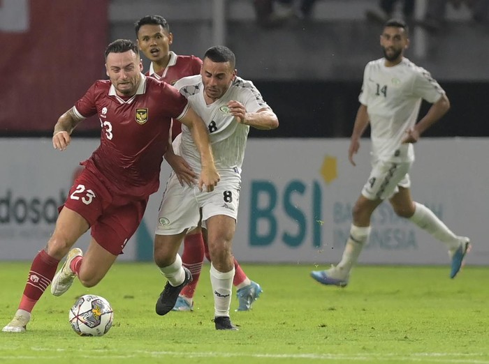 Pemain Timnas Indonesia dalam pertandingan persahabatan FIFA Matchday melawan Timnas Palestina di Stadion Gelora Bung Tomo, Surabaya, Jawa Timur, Kamis (14/6/2023). ANTARA FOTO/Zabur Karuru/hp.