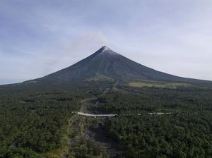 Gunung Berapi di Filipina Masih Semburkan Uap Panas Gunung Berapi di Filipina Masih Semburkan Uap Panas