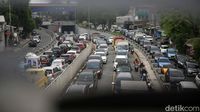 Melihat Kemacetan Jakarta yang Bikin Jam Kerja Mau Dibagi Jadi Dua