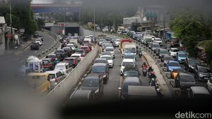 Melihat Kemacetan Jakarta yang Bikin Jam Kerja Mau Dibagi Jadi Dua