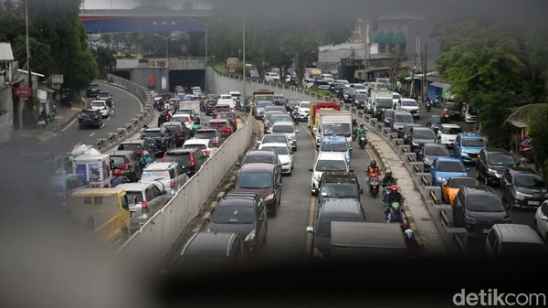 Harap Bersabar, Cuaca Panas dan Macet Sapa Jalan Basuki Rachmat