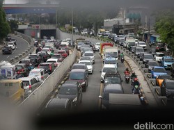 Jelang Cuti Bersama, Sejumlah Titik Lalin di Tol Jakarta Macet