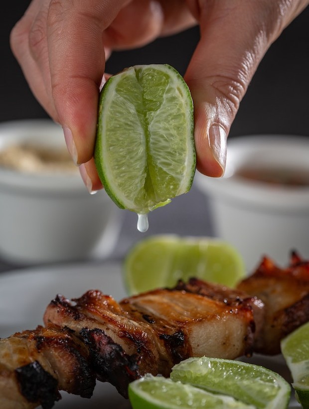 Ilustrasi memarinasi daging dengan jeruk nipis / Foto: Pexels.com / Leonardo Luz Ilustrasi memarinasi daging dengan jeruk nipis / Foto: Pexels.com / Leonardo Luz