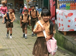 Seragam Gratis Siswa SD-SMP di Palembang Dibagikan di Hari Pertama Sekolah