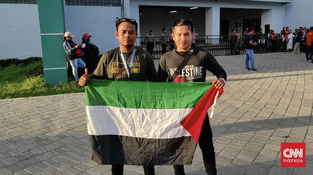 Suporter Indonesia membawa bendera Palestina ke Stadion Gelora Bung Tomo (GBT), Surabaya, Rabu (14/6), jelang laga Timnas Indonesia vs Palestina.