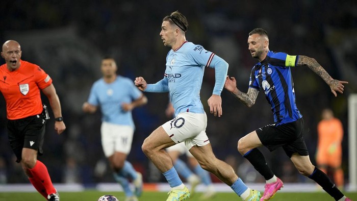 Manchester Citys Jack Grealish controls the ball next to Inter Milans Marcelo Brozovic during the Champions League final soccer match between Manchester City and Inter Milan at the Ataturk Olympic Stadium in Istanbul, Turkey, Saturday, June 10, 2023. (AP Photo/Emrah Gurel)