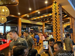 Jokowi dan Anwar Usman Ngopi Bareng di Jakarta Fair 2023