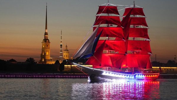 Kapal Merah Siap Berlayar untuk Pesta Kelulusan Sekolah di Rusia