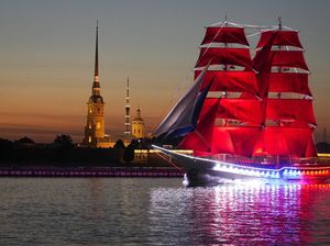 Kapal Merah Siap Berlayar untuk Pesta Kelulusan Sekolah di Rusia