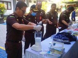 Kejari Karangasem Blender Barang Bukti Narkoba-Geprek Belasan Ponsel