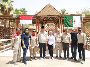 Dirut Pertamina Terabas Gurun Sahara untuk Sapa Pekerja di MLN Algeria Dirut Pertamina Terabas Gurun Sahara untuk Sapa Pekerja di MLN Algeria