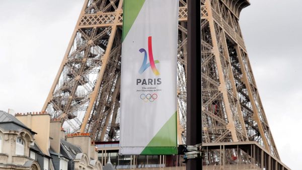 Logo Olimpiade 2024 Mejeng di Menara Eiffel