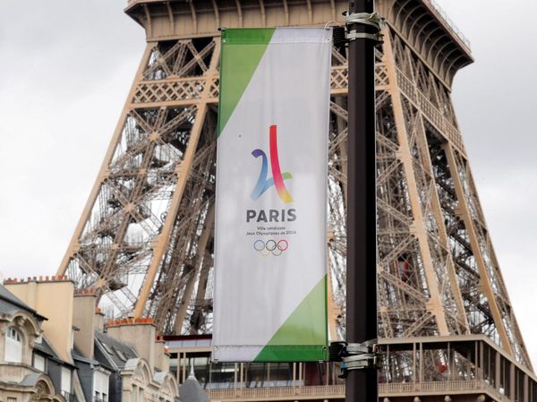 Logo Olimpiade 2024 Mejeng di Menara Eiffel