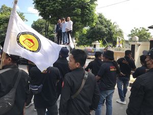 LSM Geruduk PN Mataram, Tuntut Pembebasan Aktivis LSM Geruduk PN Mataram, Tuntut Pembebasan Aktivis