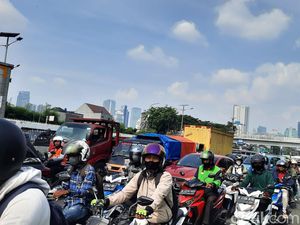 Ada Demo di Depan DPR, Lalin Arah Slipi Macet