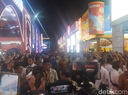 Jokowi Keliling Lihat Stan Jakarta Fair, Teriakan Pengunjung Bersahutan