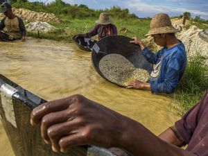 Melihat Proses Pendulangan Intan secara Tradisional di Kalsel