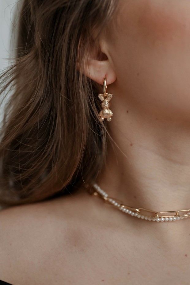 Memakai perhiasan, salah satu larangan ihram dalam pelaksanaan ibadah haji/Foto: Pexels/Polinach Memakai perhiasan, salah satu larangan ihram dalam pelaksanaan ibadah haji/Foto: Pexels/Polinach