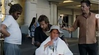 Kalau ini meme Grealish seperti di film Hangover. Bikin ngakak (Internet)