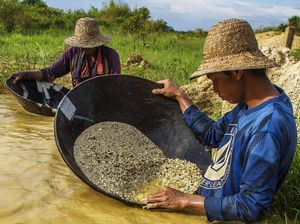 Mengintip Pendulang Intan di Kalimantan