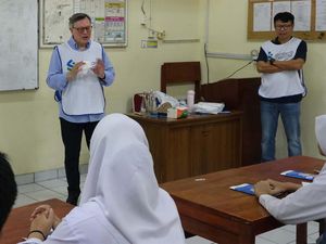Momen Group Chairman Stanchart Jadi Guru Dadakan di SMKN 19 Jakarta