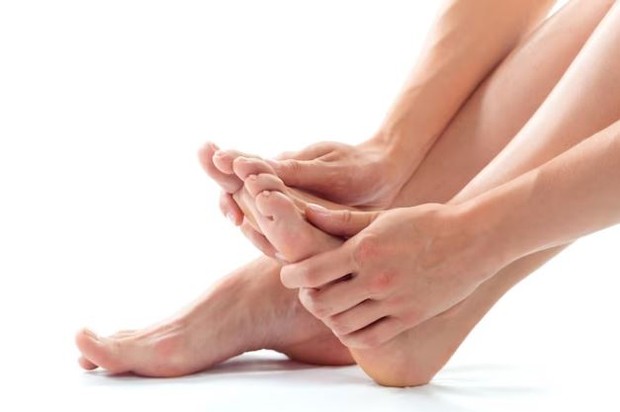 Munculnya tophi atau benjolan/ foto: Freepik/ fabrikasimf Kaki