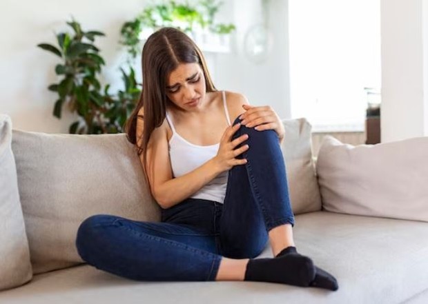 Nyeri sendi/ foto: Freepik/ stefamarpik Perempuan sedang sakit lutut
