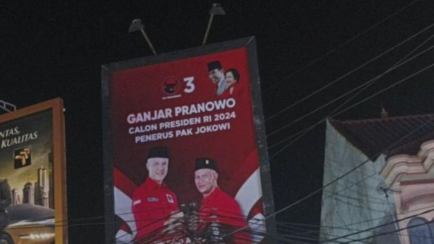 Baliho bacapres Ganjar Pranowo yang sempat diturunkan paksa karena tidak berizin dan kini dipasang lagi setelah membayar pajar reklame. (ANTARA/Abd. Aziz)