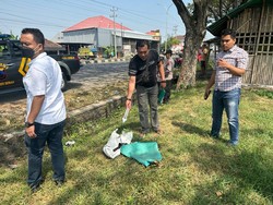 Mayat Pria Tanpa Identitas Membusuk di Selokan Pantura Wonosalam Demak