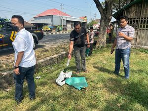 Mayat Pria Tanpa Identitas Membusuk di Selokan Pantura Wonosalam Demak Mayat Pria Tanpa Identitas Membusuk di Selokan Pantura Wonosalam Demak