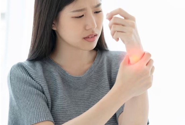 Perubahan warna pada kulit/ foto: Freepik/ Lifestylememory Perempuan sedang mengalami sakit pergelangan tangan