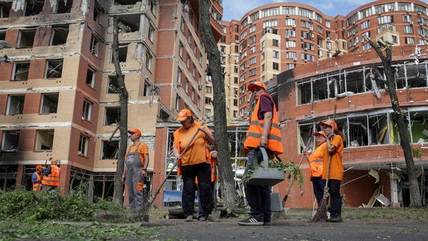 Petugas Bersihkan Halaman Mal di Odesa Usai Dirudal Rusia